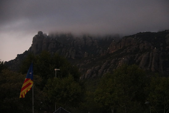 Montserrat shines with 131 peaktop lights for referendum anniversary (by Estefania Escolà)